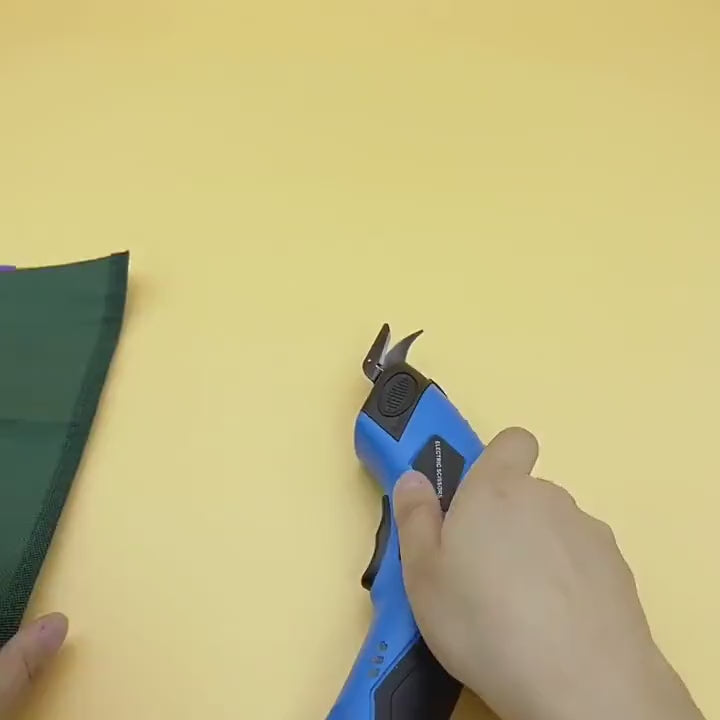 חיתוך בד קנבס במספריים החשמליות